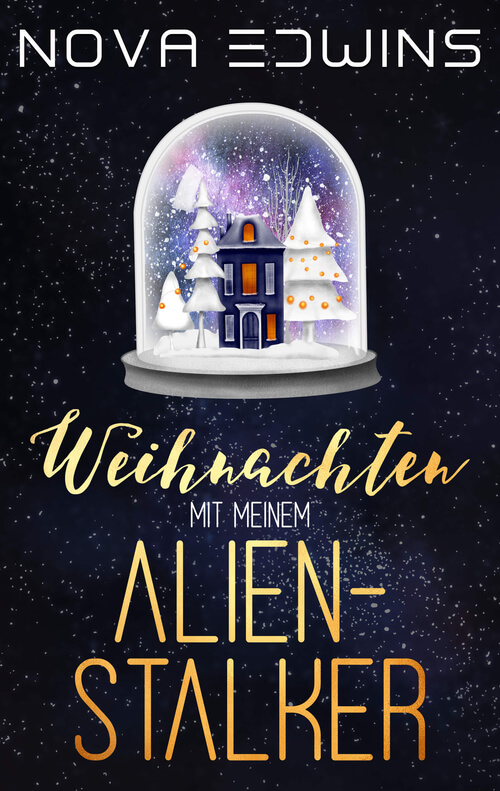 Buchcover des Sci-Fi-Romance-Romans „Weihnachten mit meinem Alien-Stalker“ von Nova Edwins: Dunkler Sternenhintergrund, zentrale Schneekugel mit einem dunklen Haus und weißen Tannenbäumen, gold-weißer weihnachtlicher Schriftzug.